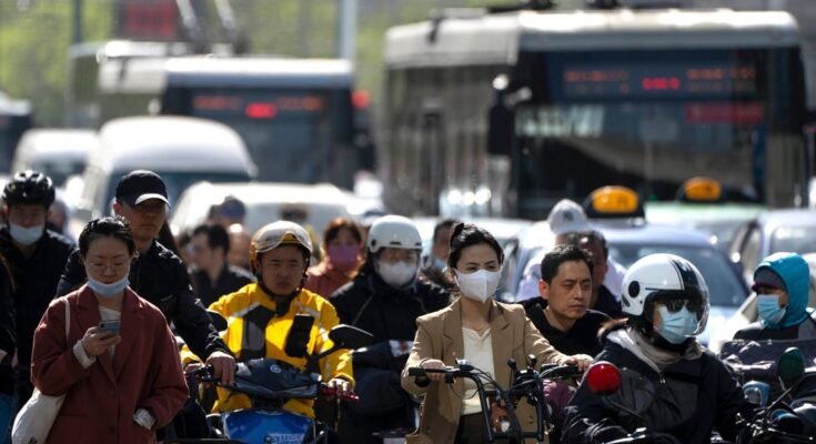 A los viajeros durante la hora pico de la mañana en Beijing en abril de 2023