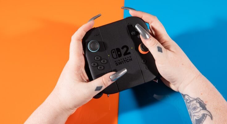Una foto de los controladores Joy-Con Nintendo 2 en su puñado de controlador.