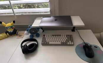 Escritorio con un soporte para una computadora portátil