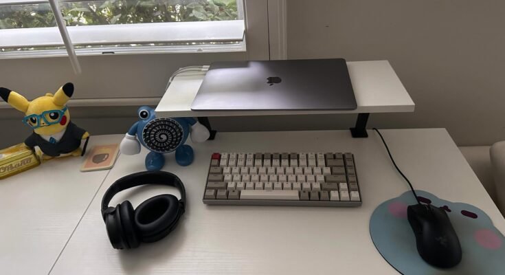 Escritorio con un soporte para una computadora portátil