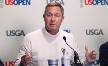 Mike Whan de USGA está junto con la pelota de golf