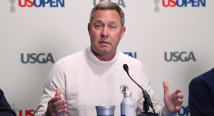 Mike Whan de USGA está junto con la pelota de golf