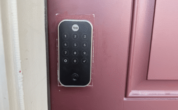 La imagen puede contener un teléfono móvil electrónico y un teléfono