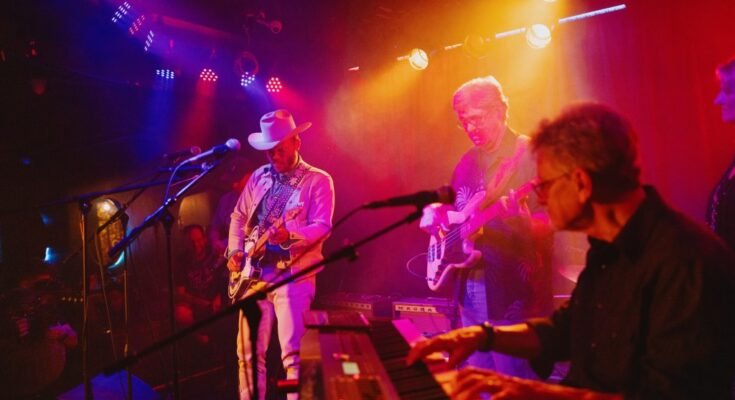 El Shooter Jennings observa un álbum sin precedentes por su padre, Waylon, en Weho
