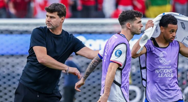 Inglewood, California, 23 de marzo: El entrenador de los Estados Unidos Mauricio Pocsettino, Christian Pulisic # 10 y Tyler Adams # 4 en el campo después de jugar a Canadá en el tercer lugar de la Liga de Naciones de Concacaf en el Sofi Stadium el 23 de marzo de 2025 en Inglewood, California. (Foto de Shaun Clark / ISI Photos / USSF / Getty Images para USSF)
