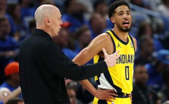 El portero de Indiana Pacers Tyrese Haliburton reacciona en el primer trimestre del partido 5 contra el Oklahoma City Thunder el lunes. (Matthew Stockman / Getty Images)