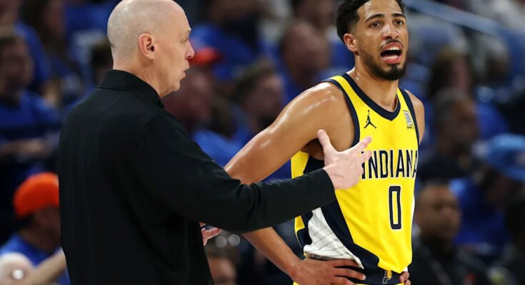El portero de Indiana Pacers Tyrese Haliburton reacciona en el primer trimestre del partido 5 contra el Oklahoma City Thunder el lunes. (Matthew Stockman / Getty Images)