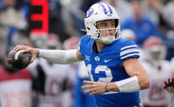 BYU Jake Retzlaff (12) Lago Oklahoma en la primera mitad de un partido de fútbol universitario en la NCAA el sábado 18 de noviembre de 2023, en Provo, Utah. (Foto / Rick Bowmer)