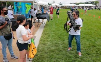 Washington, DC - 14 de junio: un participante del Festival del Ejército tiene un rifle M3 Carl Gustav Recoilles el 14 de junio de 2025 en Washington, DC.