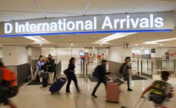 Los pasajeros llegan a vuelos internacionales al Aeropuerto Internacional de Miami el lunes 9 de junio de 2025 en Miami. (Apo Photo / Rebecca Blackwell)