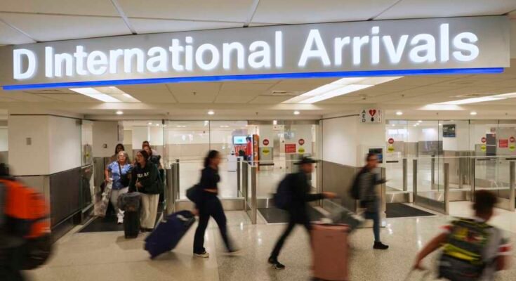 Los pasajeros llegan a vuelos internacionales al Aeropuerto Internacional de Miami el lunes 9 de junio de 2025 en Miami. (Apo Photo / Rebecca Blackwell)
