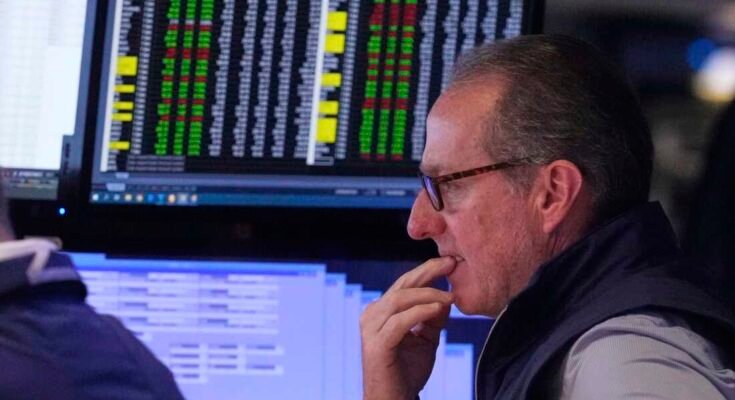 El especialista Glenn Carell trabaja en el piso de la Bolsa de Nueva York, martes 10 de junio de 2025.