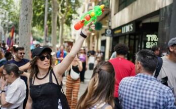 Un manifestante con una pistola de agua participa en una manifestación en contra del asignismo en Barcelona, ​​España, el domingo.