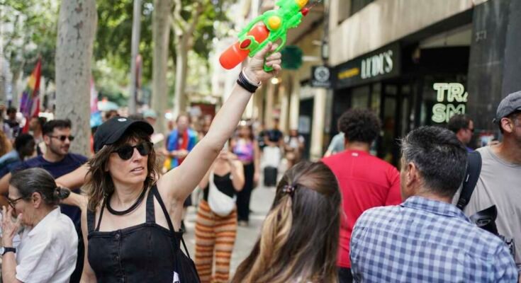 Un manifestante con una pistola de agua participa en una manifestación en contra del asignismo en Barcelona, ​​España, el domingo.
