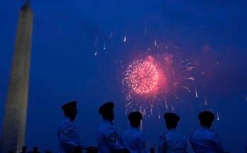 Miembros del grupo del ejército de los Estados Unidos "Pershing es propio" Mire los fuegos artificiales al final de un desfile militar que conmemora el 250 aniversario del ejército el sábado en Washington, DC