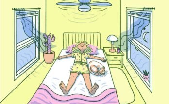 Ilustración que muestra a una persona en una cama con un conjunto corto de pijamas de fresas con los brazos y las piernas distribuidas. Un gato está acurrucado junto a ellos. Hay una ventana a cada lado de la cama, y ​​los dos están abiertos con líneas que muestran un flujo de aire cuando las cortinas soplan en la brisa. Un ventilador corre arriba, con marcas de movimiento que indican su turno. Dos plantas de maceta decoran la habitación. La imagen muestra formas de reducir el consumo de energía en su hogar.