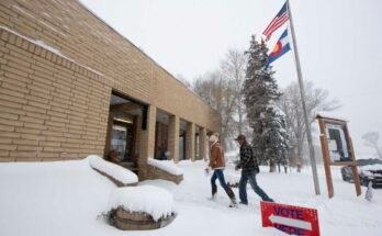 Los votantes ingresan al Ayuntamiento de Oak Creek para depositar sus papeletas el 5 de noviembre de 2024 en Oak Creek, Colo.