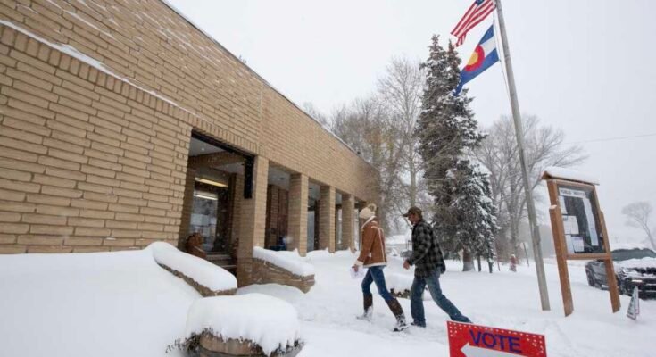 Los votantes ingresan al Ayuntamiento de Oak Creek para depositar sus papeletas el 5 de noviembre de 2024 en Oak Creek, Colo.