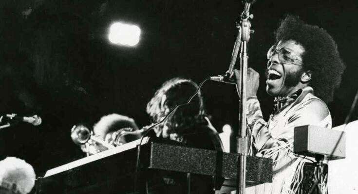 Boston - 26 de agosto: Wilson Pickett y Sly y la Family Stone fueron las dos atracciones estrella del Harvard Stadium para ayudar a revivir el Fondo Miss Elma Lewis para su Centro Nacional de Artistas Afroamericanos. Sly dirigió uno de los éxitos favoritos del grupo, "Baila con música."