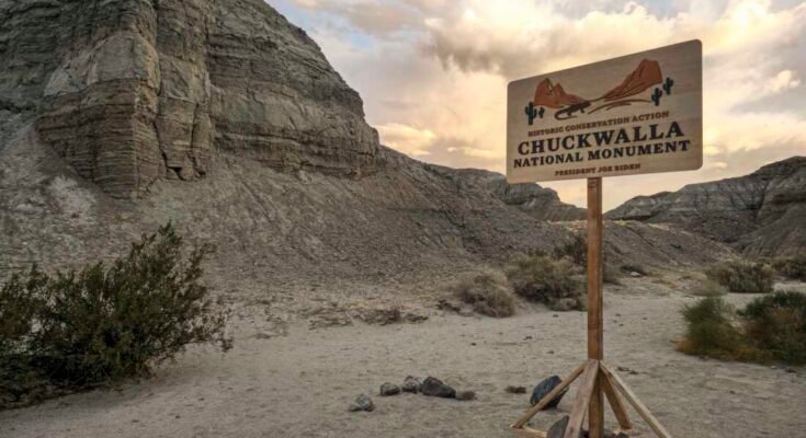 Se establece una señal antes de la visita del presidente Joe Biden en el Monumento Nacional en Chuckwalla el 7 de enero de 2025, en el Valle de Coachella, California.