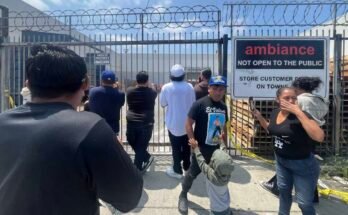 La gente se reúne frente a la ropa de habitación el viernes después de que varios empleados fueron puestos en custodia policial por agentes federales en el centro de Los Ángeles.