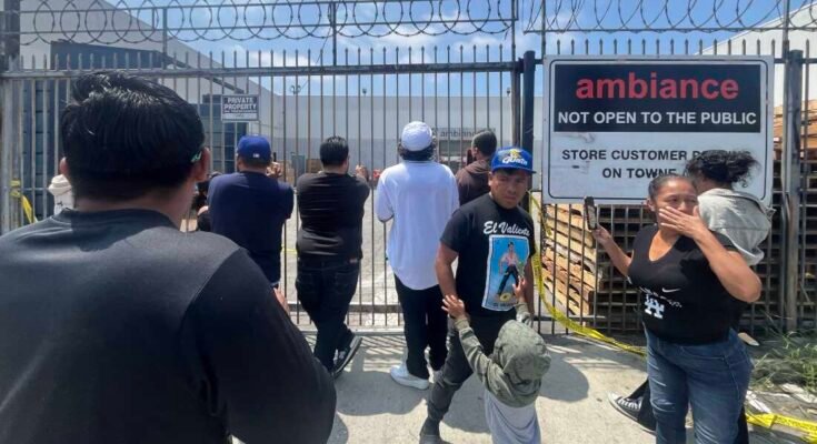 La gente se reúne frente a la ropa de habitación el viernes después de que varios empleados fueron puestos en custodia policial por agentes federales en el centro de Los Ángeles.