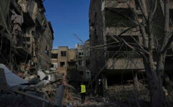 Las fuerzas de seguridad israelíes inspeccionan los edificios residenciales destruidos el sábado que se vio afectado durante la noche por un misil de Irán, en Ramat Gan, cerca de Tel Aviv, Israel.
