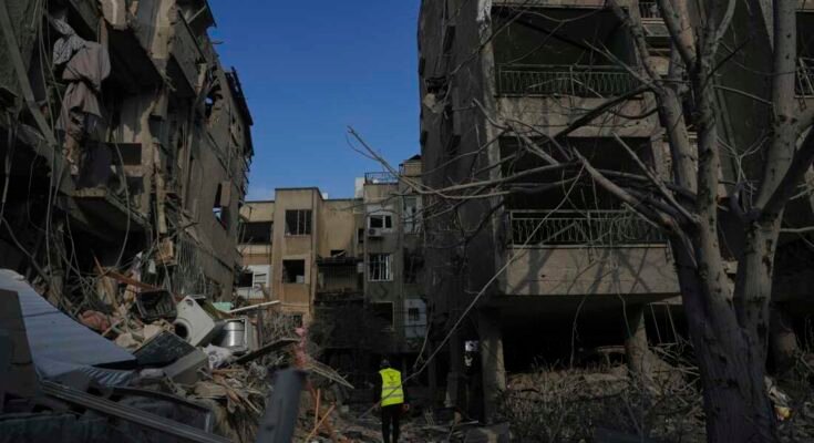 Las fuerzas de seguridad israelíes inspeccionan los edificios residenciales destruidos el sábado que se vio afectado durante la noche por un misil de Irán, en Ramat Gan, cerca de Tel Aviv, Israel.