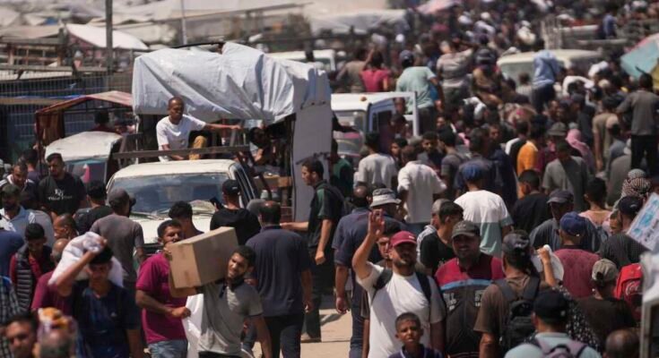 Los palestinos contienen bolsas que contienen alimentos y ayuda humanitaria entregadas por la Fundación Humanitaria de Gaza, una organización apoyada por los Estados Unidos, Rafah, Southern Gaza Strip, domingo 15 de junio de 2025.