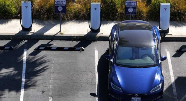 Un vehículo eléctrico está estacionado en una estación de carga de Tesla en Sausalito, California, en junio. El paquete fiscal y el gasto en estudio en el Senado podrían eliminar los créditos fiscales federales para la compra y la compra de un EV a fines de septiembre, incluso antes de una versión de la Cámara del mismo proyecto de ley.