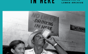 Portada del álbum para beber aquí, una nueva colección de canciones tradicionales para el consumo de alcohol de los archivos de Lomax.