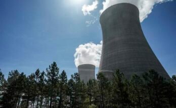 Archivo: se observa que los tres, a la izquierda y cuatro de la torre de enfriamiento, instalan el reactor nuclear de la planta de producción de electricidad Alvin W. Vogtle, viernes 31 de mayo de 2024, en Waynesboro, GA. (Photo AP / Mike Stewart, archivo)