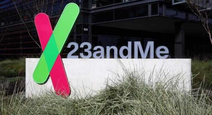 Se muestra un letrero frente al asiento 23andMe el 01 de febrero de 2024 en Sunnyvale, California.