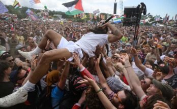 Bobby Vylan de Bob Vylan Crowdsurfs frente a la escena del oeste de Holts durante el cuarto día del Glastonbury Festival 2025 el 28 de junio en Glastonbury, Inglaterra.