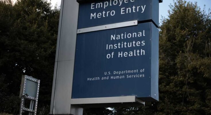 Un panel de la tensión de los empleados en el campus del Instituto Nacional de Salud en Bethesda, Maryland.