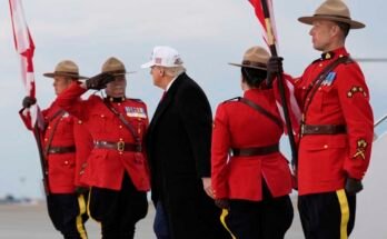El domingo, el presidente Donald Trump llega a Air Force One en el Aeropuerto Internacional de Calgary.