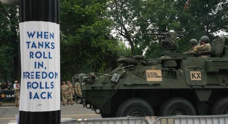 Miembros del ejército estadounidense lideran un vehículo de transportista de infantería Stryker durante el desfile del 250 aniversario el sábado en Washington, DC
