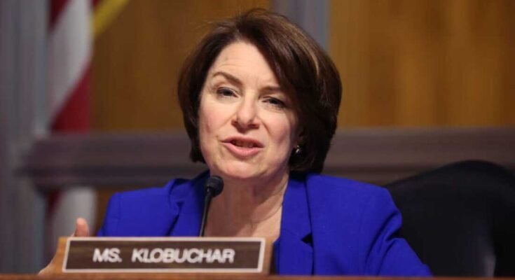 La senadora Amy Klobuchar, D-Minn., Pide cortesía después de que un legislador de Minnesota fue asesinado y otro resultó herido.