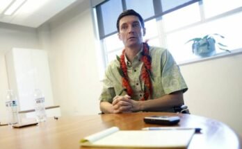 Jamm Aquino / jaquino@staradvertise.com, el director deportivo de la Universidad de Hawai, Matt Elliott, habla sobre Stephen Tsai y Dave Redon de Star-Advertiser después de la reunión de la Junta de Regentes hoy.