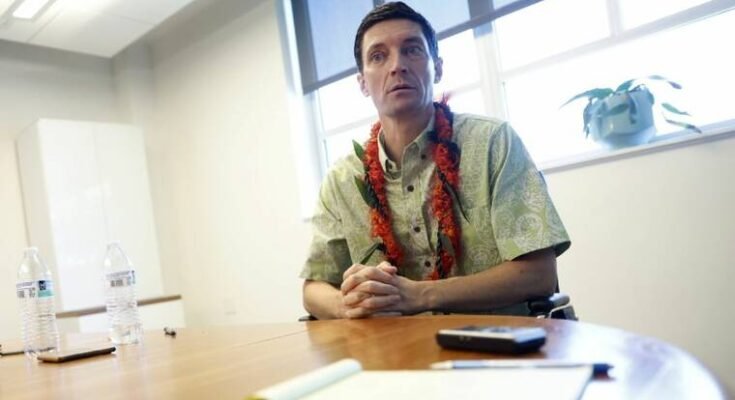 Jamm Aquino / jaquino@staradvertise.com, el director deportivo de la Universidad de Hawai, Matt Elliott, habla sobre Stephen Tsai y Dave Redon de Star-Advertiser después de la reunión de la Junta de Regentes hoy.