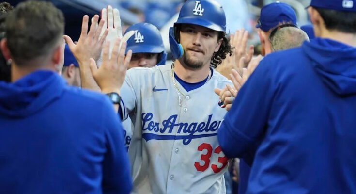 El James Outman (33) de los Dodgers famosos después de golpear un jonrón de tres puntos en un partido contra los Miami Marlins en mayo.