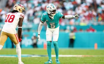 Miami Gardens, Florida - 22 de diciembre: Jalen Ramsey # 5 de Miami Dolphins tiene lugar durante la primera mitad de un partido de fútbol de la NFL contra los 49ers de San Francisco en el Hard Rock Stadium el 22 de diciembre de 2024 en Miami Gardens, Florida. (Foto de Kevin Sabitus / Getty Images)