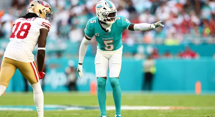 Miami Gardens, Florida - 22 de diciembre: Jalen Ramsey # 5 de Miami Dolphins tiene lugar durante la primera mitad de un partido de fútbol de la NFL contra los 49ers de San Francisco en el Hard Rock Stadium el 22 de diciembre de 2024 en Miami Gardens, Florida. (Foto de Kevin Sabitus / Getty Images)