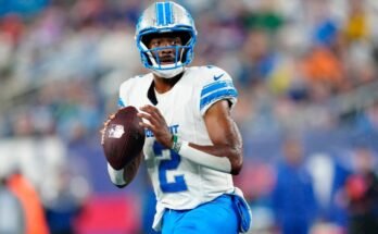 Picks de NFL DFS, 2025 Juego del Salón de la Fama: Chargers vs Lions Daily Fantasy Football Picks en los dibujos, Fandeuel