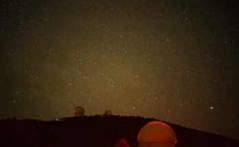 El cielo nocturno se avecina en las instalaciones del Observatorio McDonald después de una noche estrella en Fort Davis, Texas, el martes 27 de mayo de 2025.