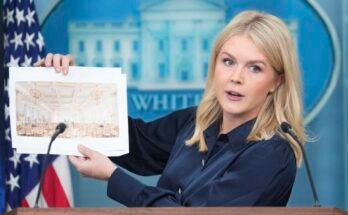 La secretaria de prensa de la Casa Blanca, Karoline Leavitt, toma fotos de la nueva sala de baile planificada durante una sesión informativa de prensa de la Casa Blanca el 31 de julio. Según la Casa Blanca, el nuevo salón de baile de la Casa Blanca tendrá alrededor de 90,000 pies cuadrados y costará alrededor de $ 200 millones.