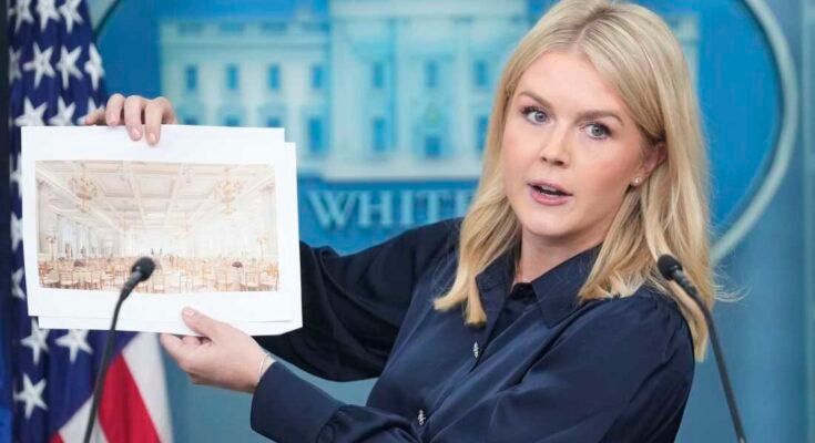 La secretaria de prensa de la Casa Blanca, Karoline Leavitt, toma fotos de la nueva sala de baile planificada durante una sesión informativa de prensa de la Casa Blanca el 31 de julio. Según la Casa Blanca, el nuevo salón de baile de la Casa Blanca tendrá alrededor de 90,000 pies cuadrados y costará alrededor de $ 200 millones.