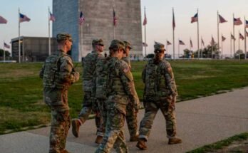 Los miembros de la Guardia Nacional patrullan el Monumento a Washington el sábado.
