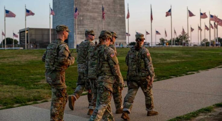 Los miembros de la Guardia Nacional patrullan el Monumento a Washington el sábado.
