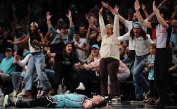 NUEVA YORK, Nueva York - 19 de agosto: Sabrina Ionescu # 20 de Nueva York reacciona la Libertad después de haber marcado un tiro de tres puntos en el último minuto del partido contra Minnesota Lynx en el Barclays Center el 19 de agosto de 2025 en el distrito de Brooklyn de Nueva York. La libertad ganó 85-75. Nota para el usuario: el usuario reconoce y acepta expresamente que al descargar y / / o usar esta fotografía, el usuario consintió bajo los términos y condiciones del Acuerdo de Licencia de Imágenes Getty. (Foto de Sarah Stier / Getty Images)